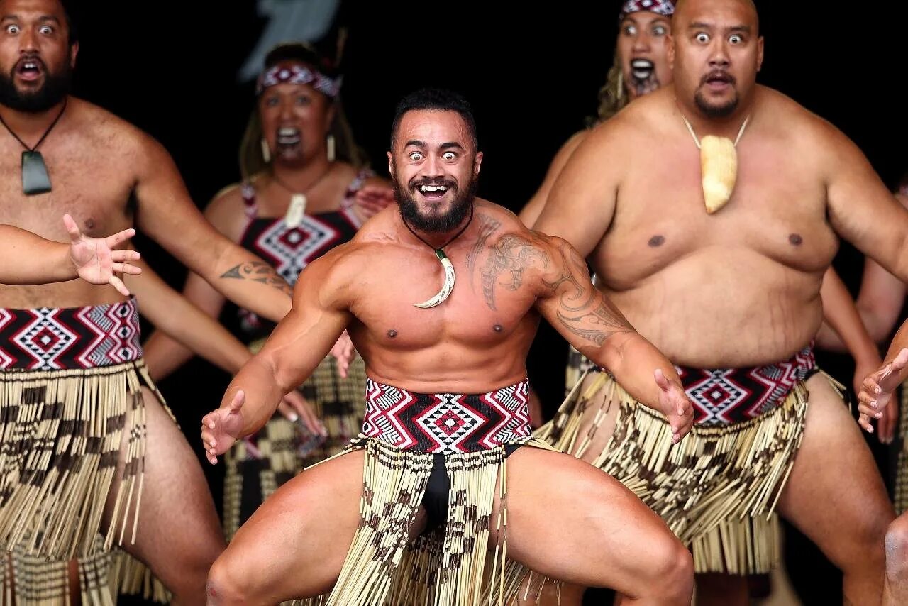 Хака песня. Маори танец хака. Танец Haka новая Зеландия. Хака танец новой Зеландии. Боевой танец Маори хака.