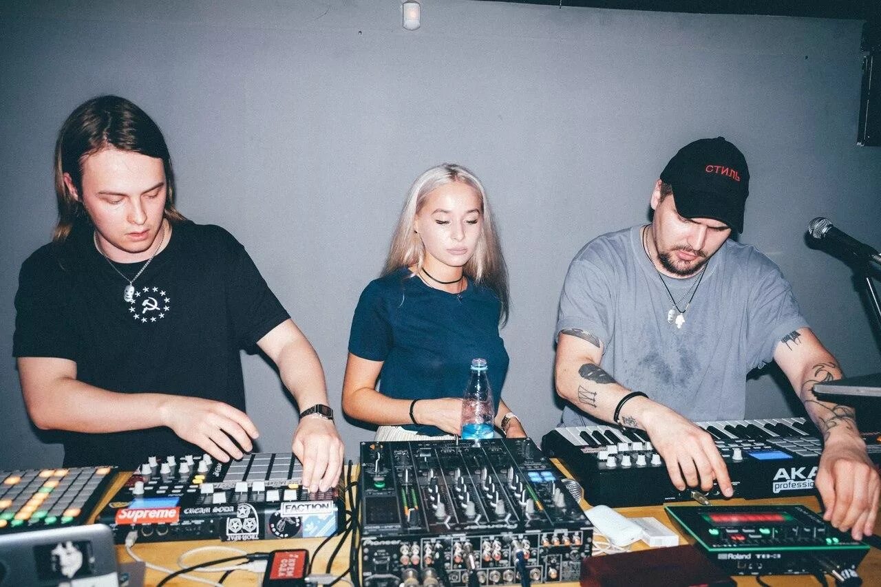 Илья гадаев, анна романовская (cream soda). Группа cream soda анна романовская. Крем сода группа вокалистка. Cream soda вокалистка. Илья гадаев cream soda.