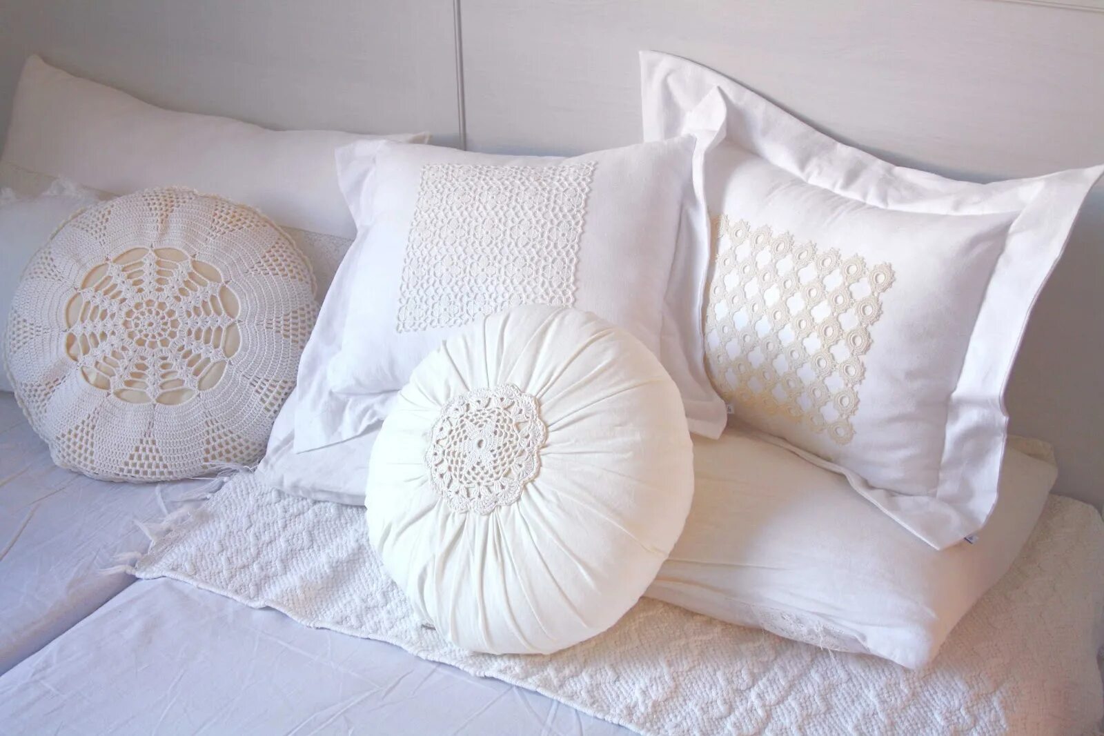 Фото наволочки подушки. Декоративные подушки. Декоративные подушки на кровать. Дизайнерские подушки. Наволочки для диванных подушек.