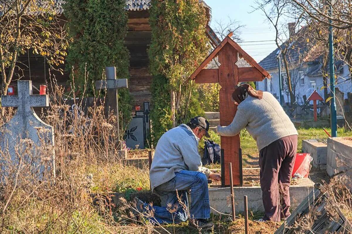 Родительская суббота на кладбище. Радоница на кладбище. Христианская могила. Радоница гробки.