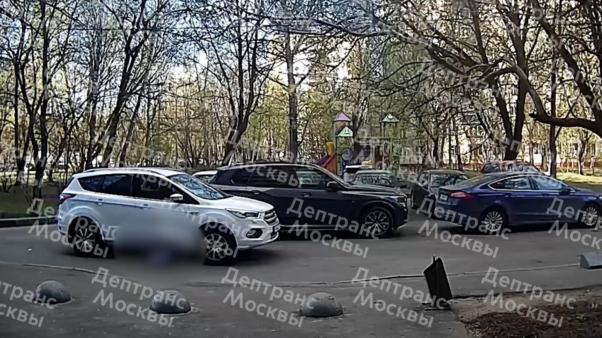 В продолжение дороги мы два раза переехали. Парковка во дворе. Автомобиль. Машины в Москве. Машины России.