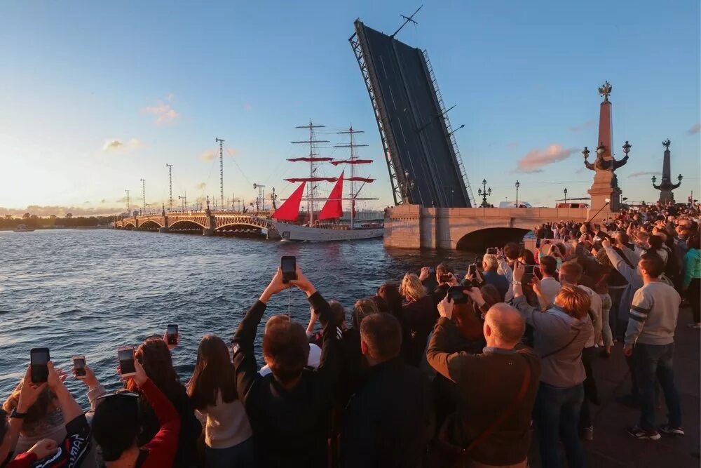 Какого числа в питере алые паруса. Алые паруса в Питере 2019. Фестиваль Алые паруса в Санкт-Петербурге. Праздник Алые паруса в Санкт-Петербурге. Выпускной Алые паруса в Питере.