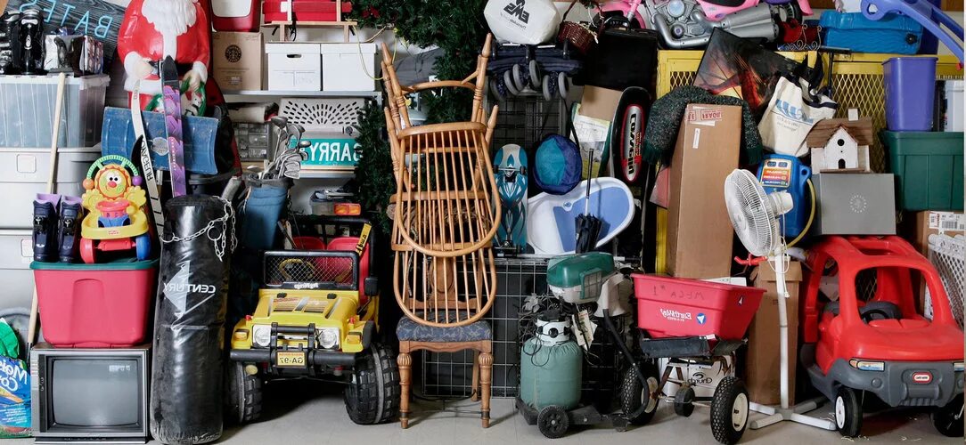 магазин старых вещей. старые вещи. куча вещей. разное барахло. разное барахло.