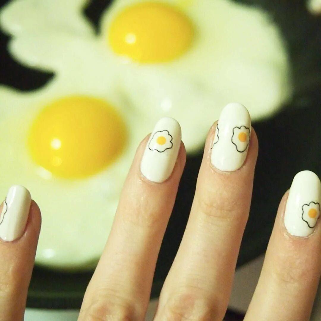 Дизайн ногтей перепелиное яйцо. Маникюр с яичницей. Маникюр перепелиное яйцо. Жёлтый маникюр перепелиное яйцо. Ногти с яичницей длинные.