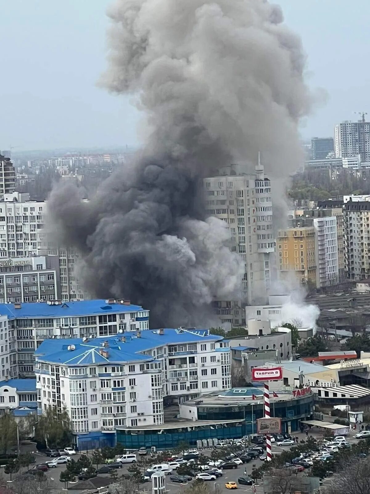 Обстрелы москвы будут. Попадание ракеты в жилой дом в Одессе. Взрывы в Одессе. Дым пожар. Огромный пожар.