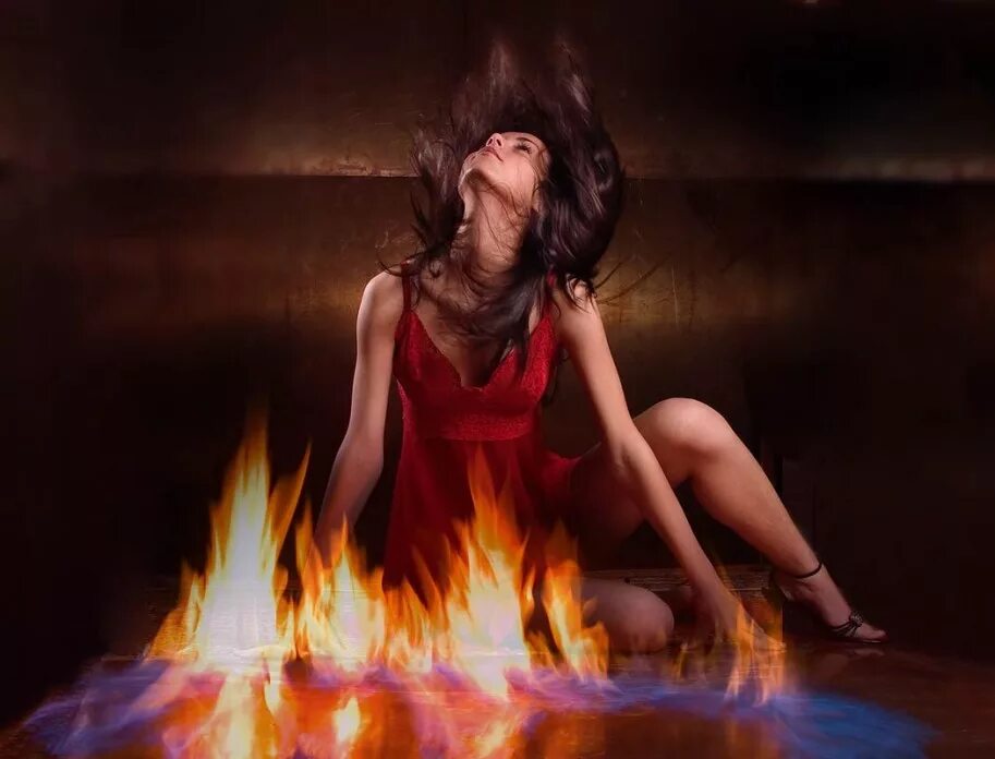 Кипящая душа. Девушка пламя. Девушка на фоне огня. Девушка горит. Девушка у костра.