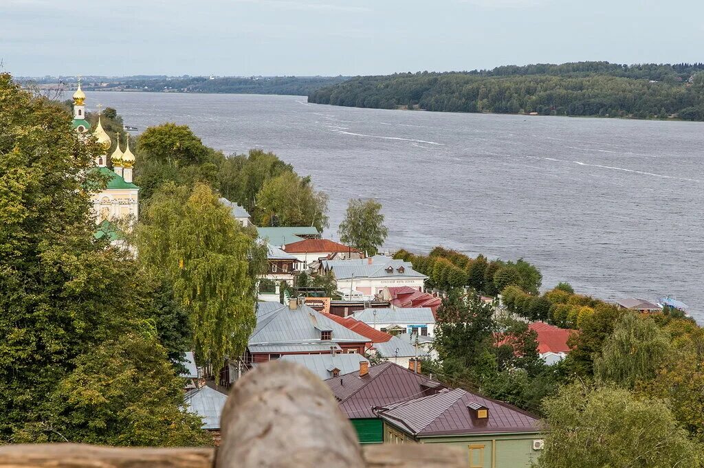 В каком городе находится плес. Плёс на Волге город. Река Волга Плес. Плесе Ивановская область на берегу Волги. Плёс набережная.