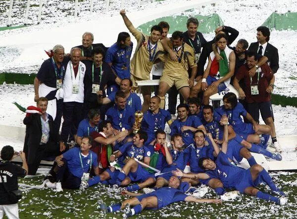 Италия чемпионы сколько раз. Спортивный костюм сборной Италии по футболу 2000 годов. Italy 2006 Champion.