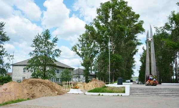 Поселок октябрьский 19. Октябрьский Устьянский район парк Победы. Октябрьский Устьянский район площадь. Поселок Октябрьский Устьянский район. Памятник Победы Устьянский район посёлок Октябрьский.