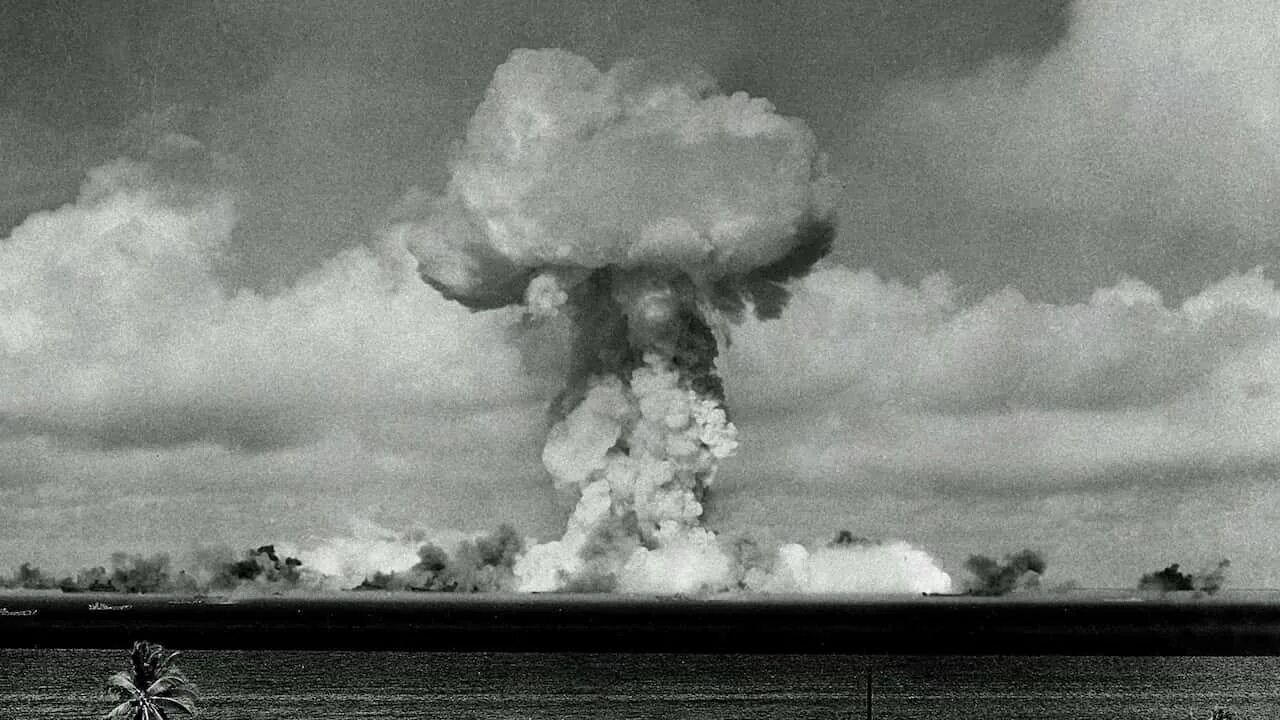 Бомбы с ураном. 1945 Г. – первое испытание американской атомной б. Атомная бомба Гитлера. Уран для атомной бомбы. Атомная бомба Минимализм арт.