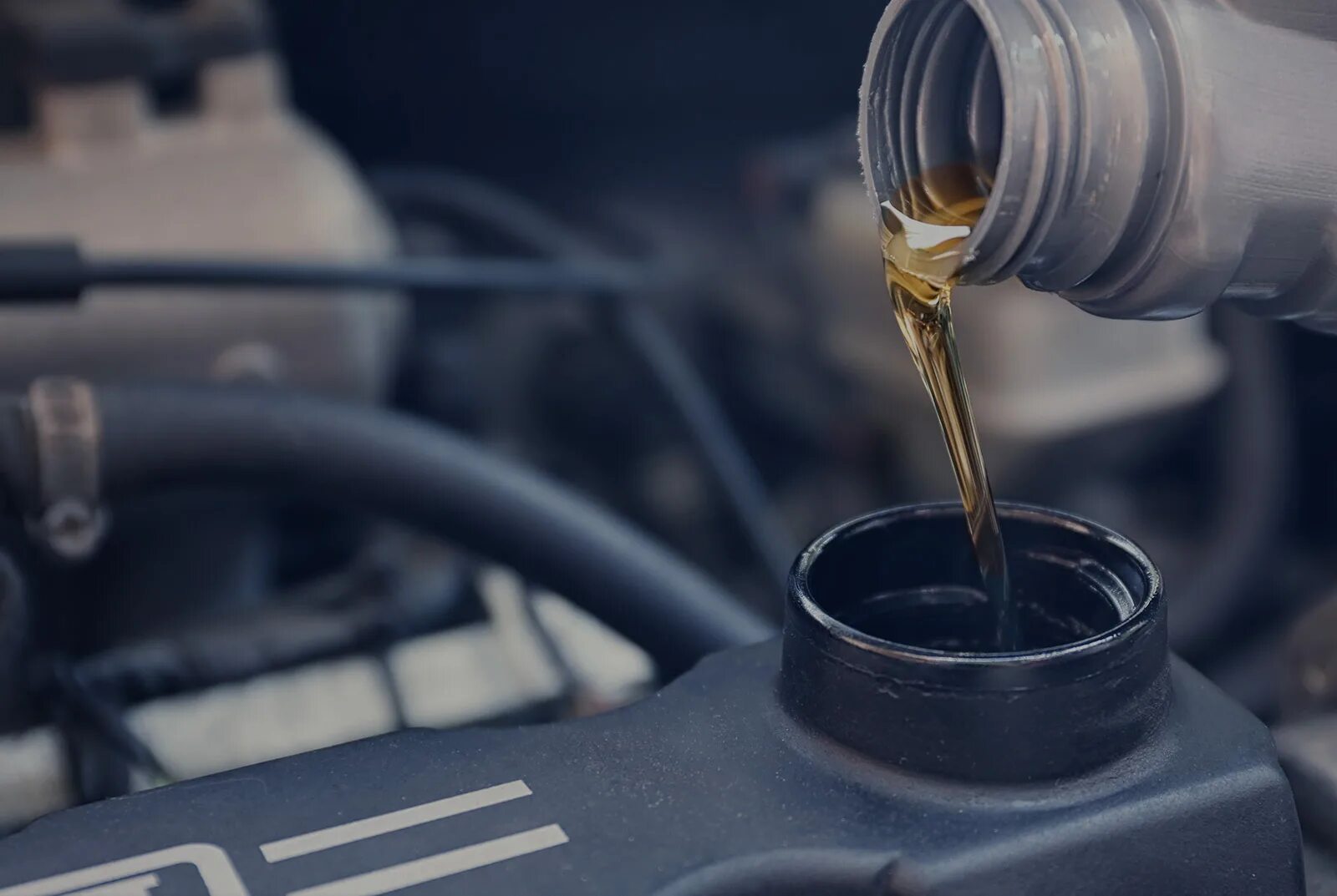 Без масла в качестве. Замена технических жидкостей. замена жидкостей в автомобиле. масла. антифриз реклама.