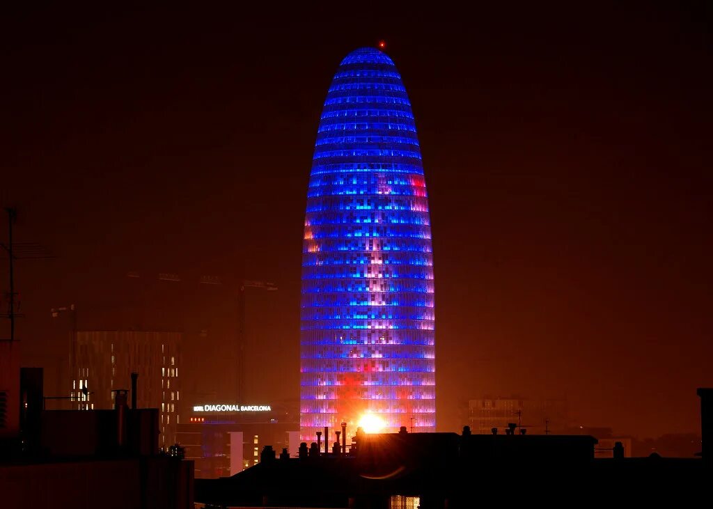 Светящееся здание. Башня Torre Agbar. Здание Torre Agbar, Барселона. Небоскреб «Торре Агбар» в Барселоне. Башня Агбар Барселона внутри.