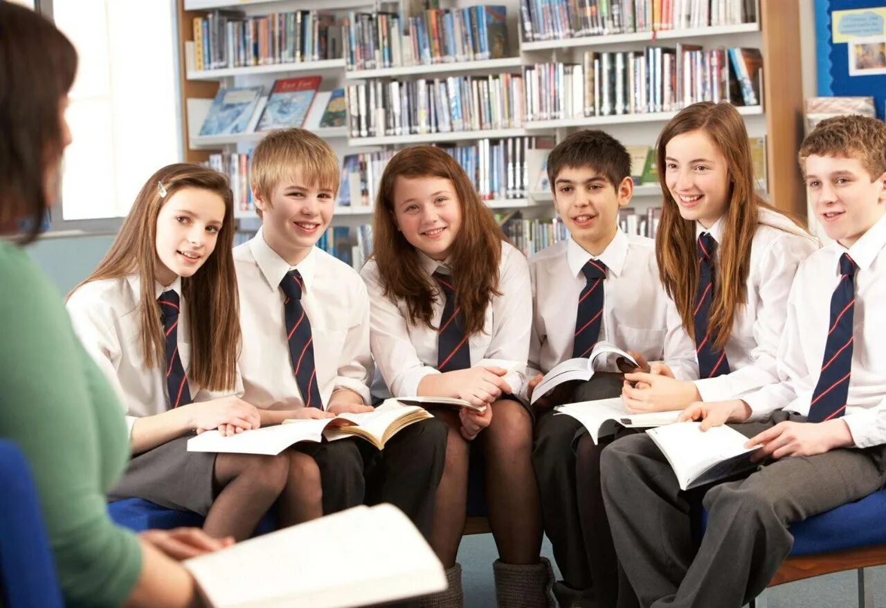 экзамен химия егэ. ученик задумался. обязательно ли учиться 11 классов. парта на экзамене. егэ 7 класс.