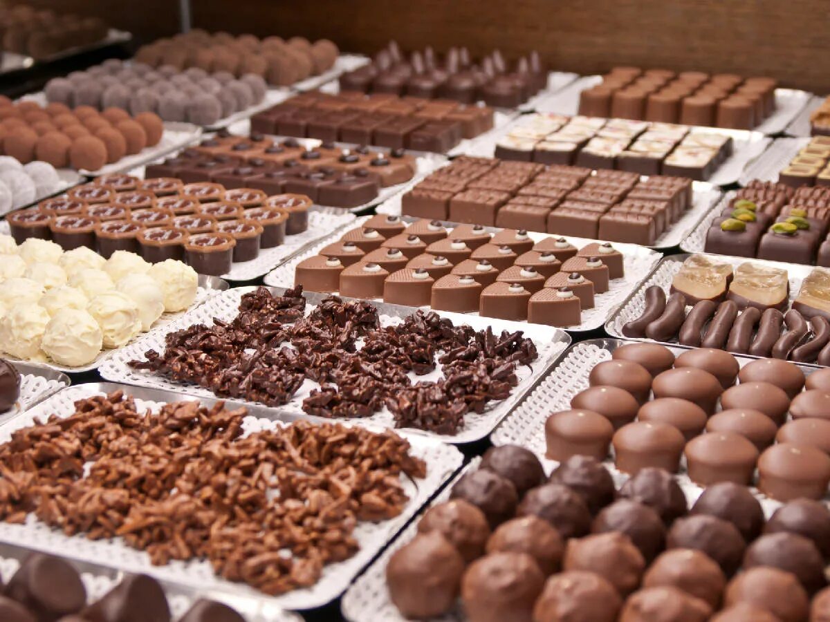 Шоколадный ассортимент. Ассортимент шоколада в кондитерских. Шоколад в кондитерстве. Шоколад для кондитеров.