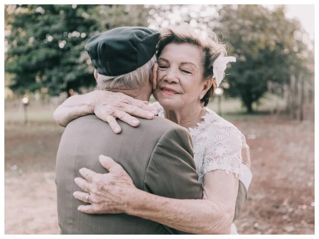 Пара 60 лет. Фотосессия сельских пожилых пар. Пожилые влюбленные в деревне. Фото Стариков вместе. Муж в семье жены 6