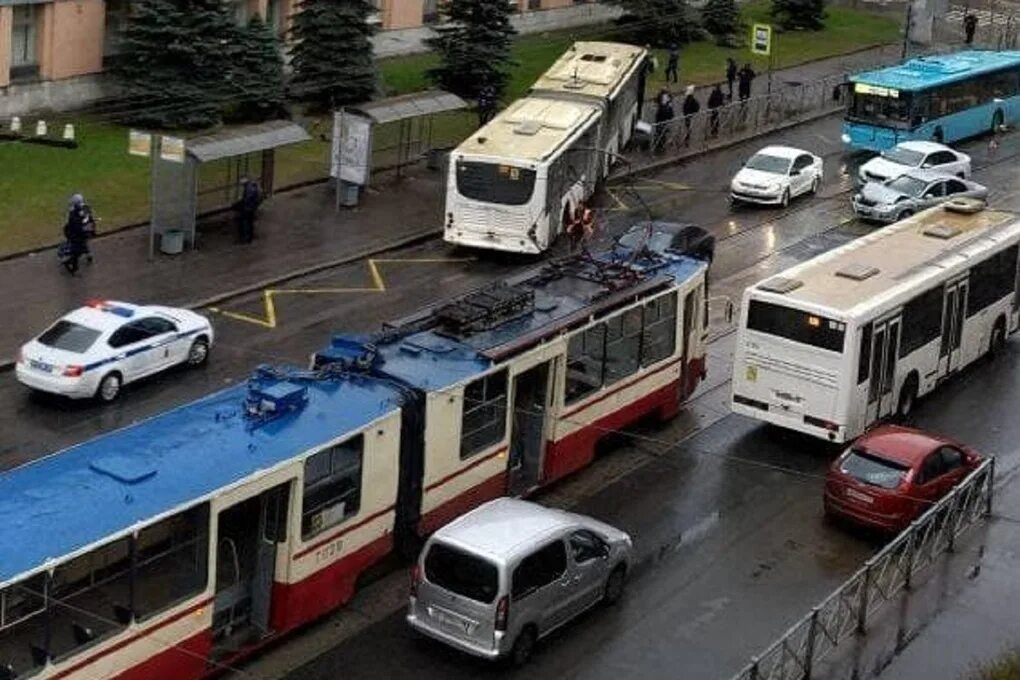 Автобус с гармошкой Санкт-Петербург. Автобусы с гармошкой на остановке. ДТП на Кондратьевском проспекте 20 апреля.