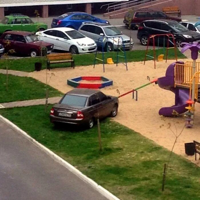 Гражданин сидоров припарковал свой автомобиль на детской. Парковка на детской площадке. Автомобиль припаркованный на детской площадке. Машины для детских площадок. Детская площадка на парковке.