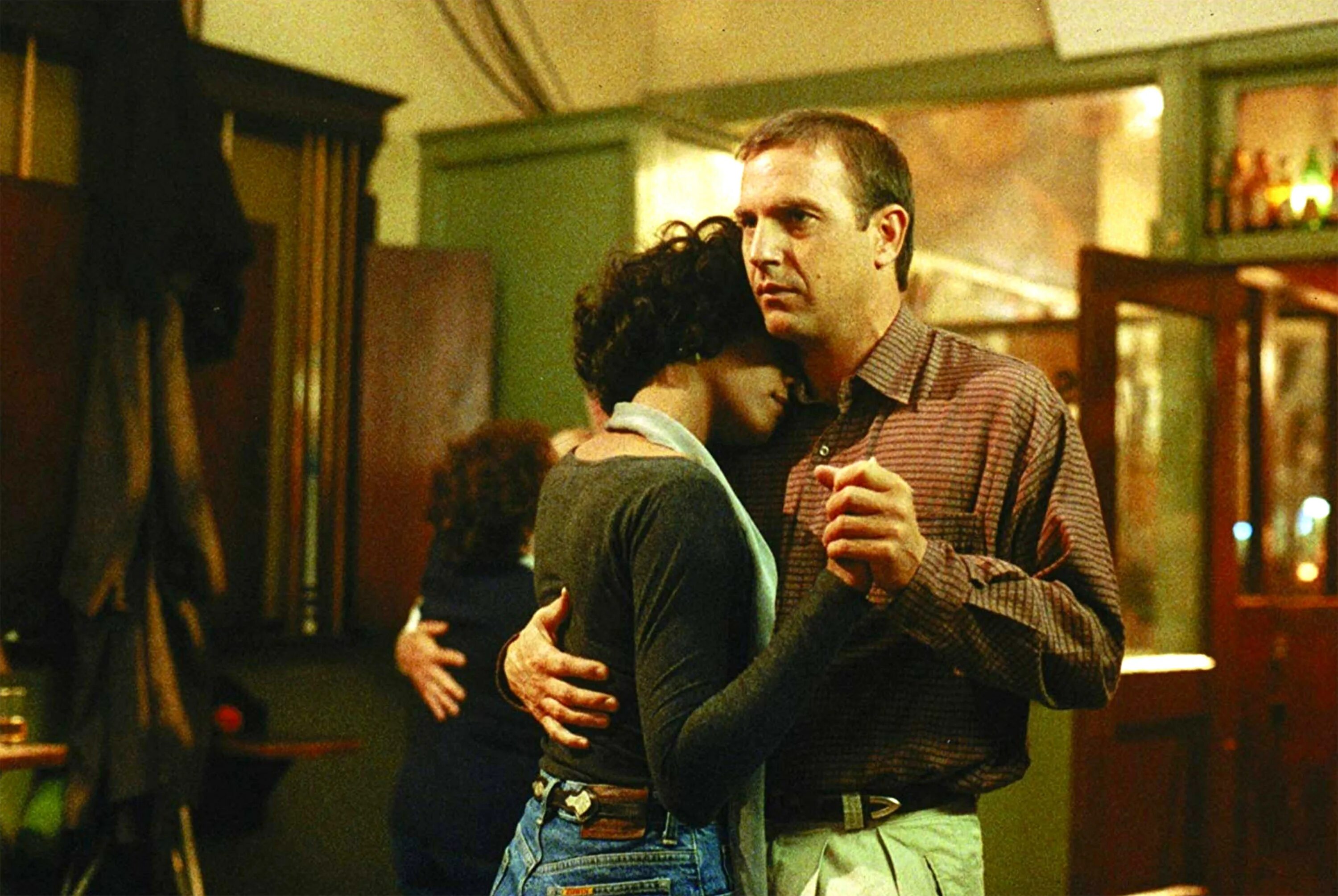 She comes back. Кевин Костнер телохранитель. Уитни Хьюстон и Кевин Костнер телохранитель. Кевин Костнер телохранитель 1992. Фильм телохранитель 1992 Кевин Костнер Уитни.
