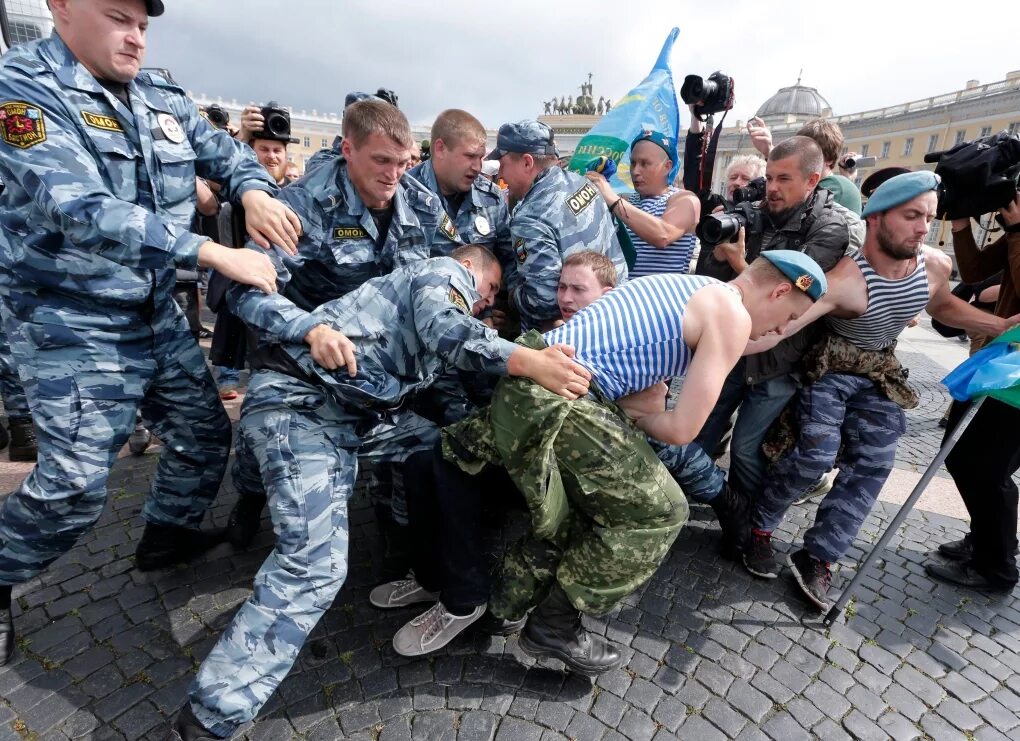 Вдвшники против омона. Вдв и росгвардия в парке горького. Вдвшник против омоновца. Бои вдв против спецназа. Драка в парке горького вдв.