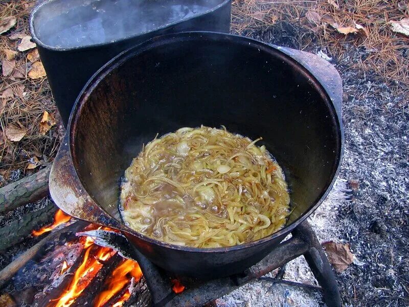 Плов на 1 кг мяса. Казаны для плова для мяса для жарки. Пирожки в казане на костре. Кабачки жареные в казане на костре. Плов в казане алюминиевом на костре.