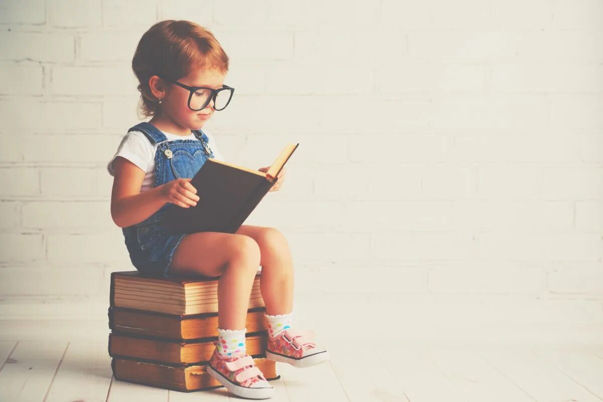 Умные картинки. Книги для детей. Умная девочка в очках. Девочка с книжкой. Дети читают.