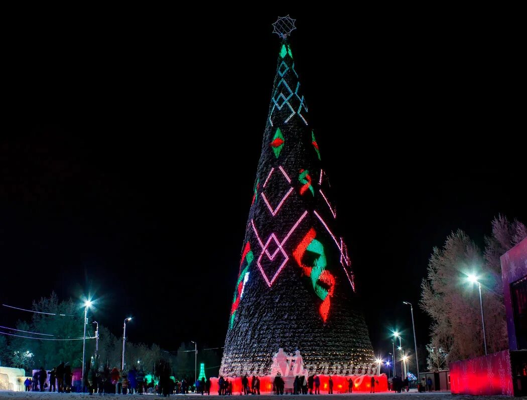 Там елка стоит. Елка татышев красноярск 2025. елка татышев красноярск 2025. татышев парк красноярск елка 2025. елка татышев красноярск.
