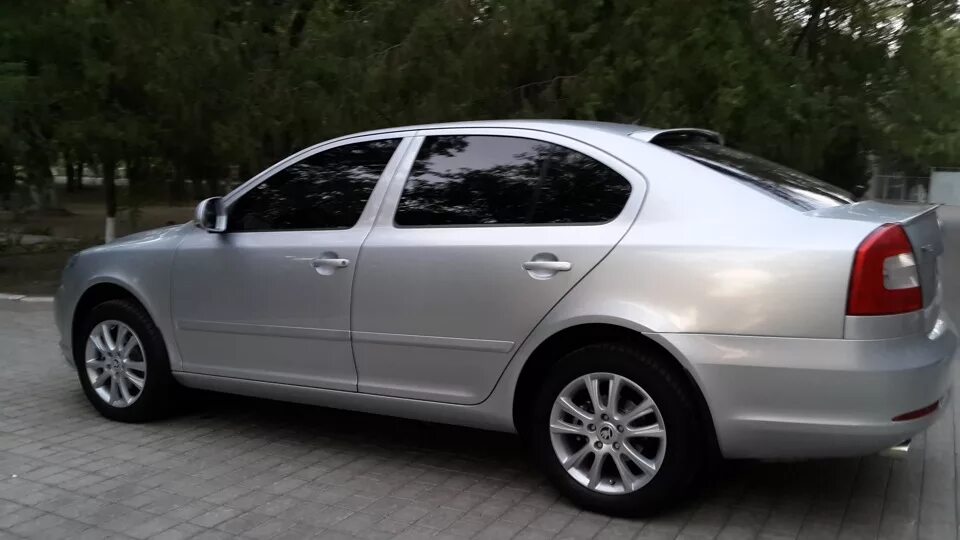 Skoda Octavia a5 серебристая.