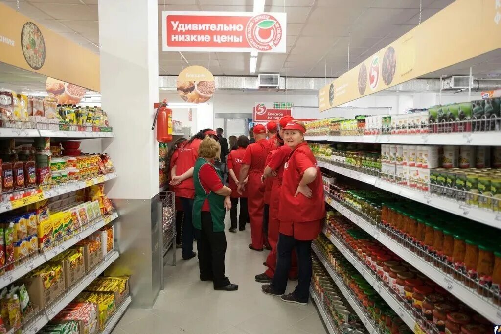 продукты из пятерочки. еда в магазине пятерочка. ассортимент продуктов в пятерочке. пятерка магазин продукты. прилавок магазина пятерочка.