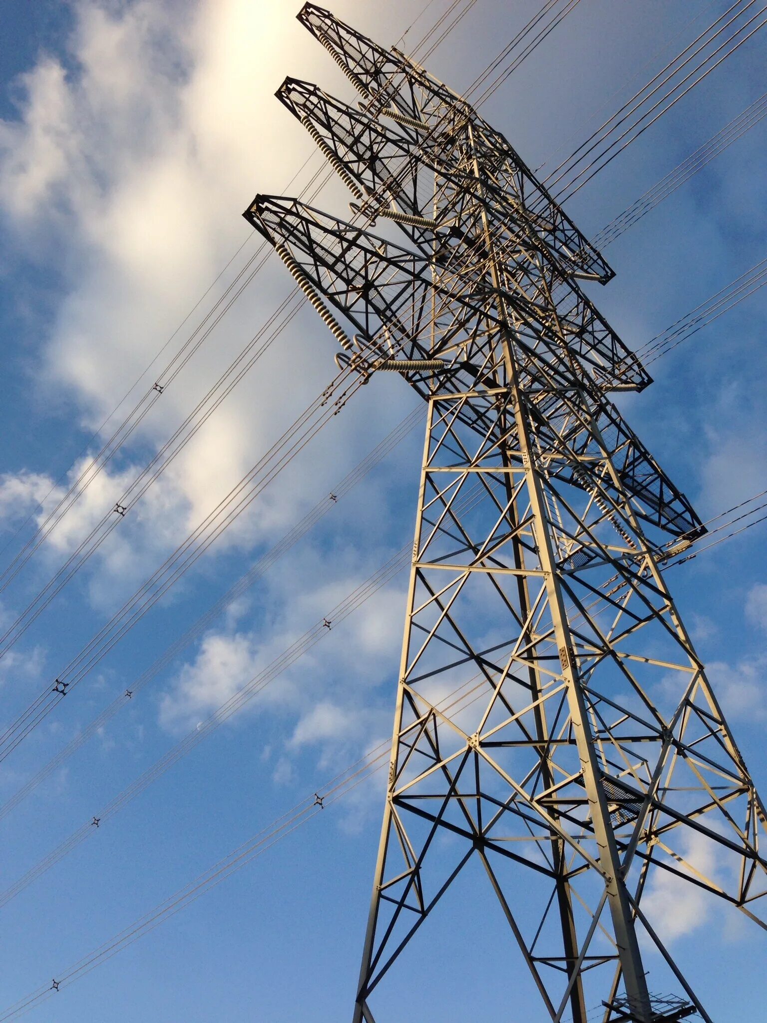 Power pole. Электроэнергетика. Столб для электричества. Электроснабжение картинки. Воздушное электричество.