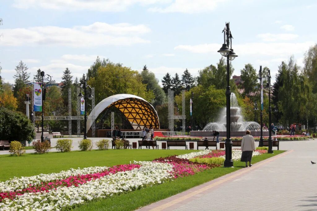 Лето томск. Новособорная площадь Томск. Новособорная площадь Томск лето. Томск пл Нава Соборная. Томск Новособорная Новособорная площадь.