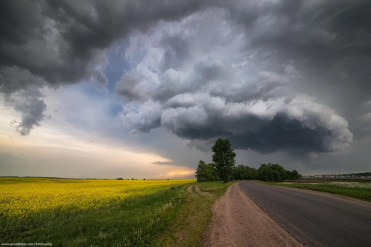 Природа перед грозой. Майская гроза. Надвигается дождь. Перед дождем. Надвигалась гроза и когда тучи