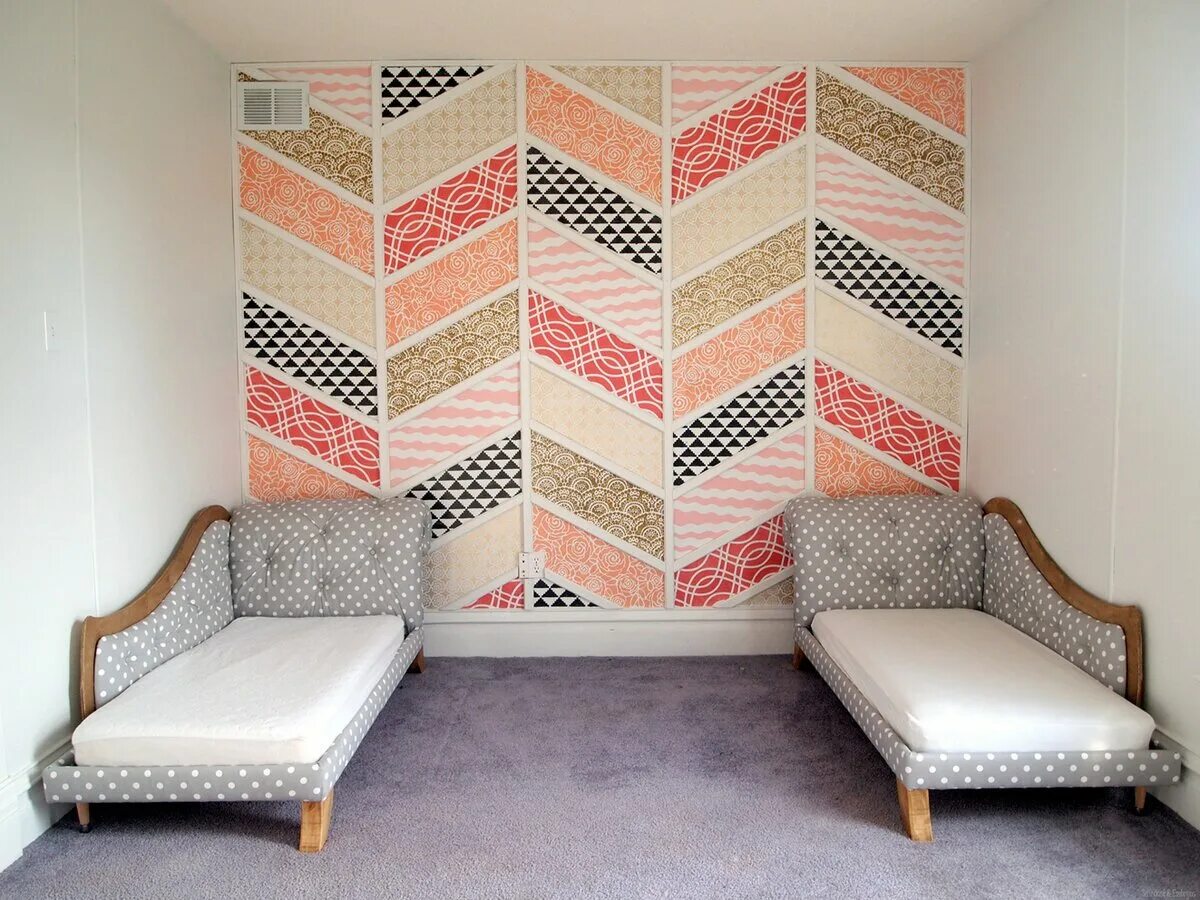 Стена из кусочков обоев. Стиль пэчворк в интерьере. Пэчворк в интерьере квартиры. Расцветки обоев для зала. Скомбинировать остатки обоев.