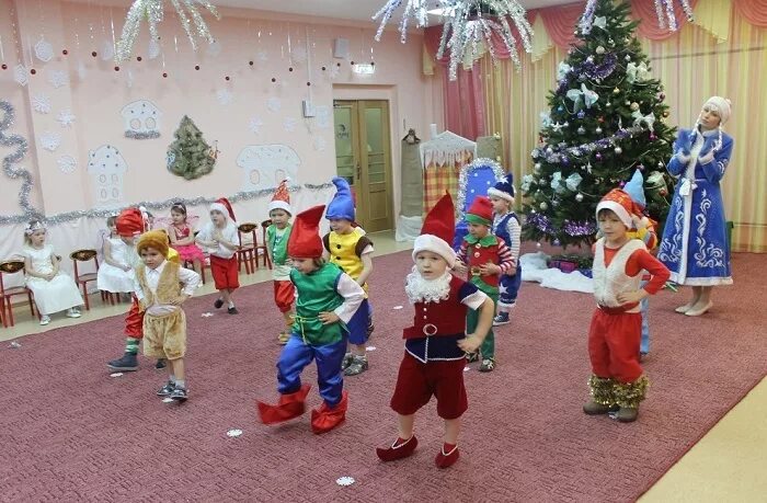 гном новогодний в садик. гнов в детском саду костюмы. костюм гномика для танца. костюм гнома для девочки. детский танец гномов.