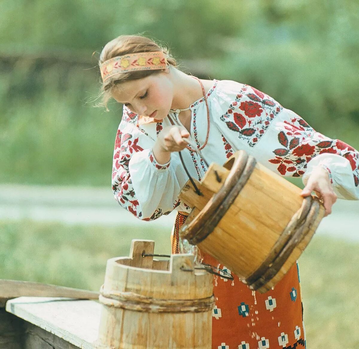 Женщина с ведрами. Девушка с коромыслом. Женщина с коромыслом и ведрами. Коромысло с ведрами. Девушка русская вода