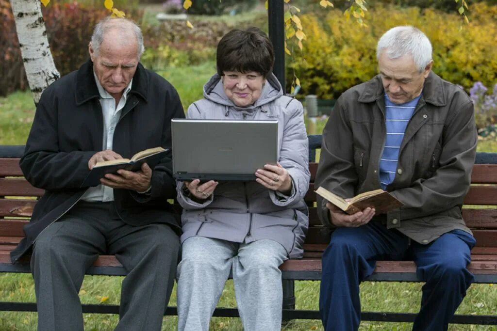 Пенсионерам можно выходить. Пенсионеры на лавочке. Пожилые люди на скамейке. Пенсионеры в России на скамейке. Пенсии старики на скамейке.