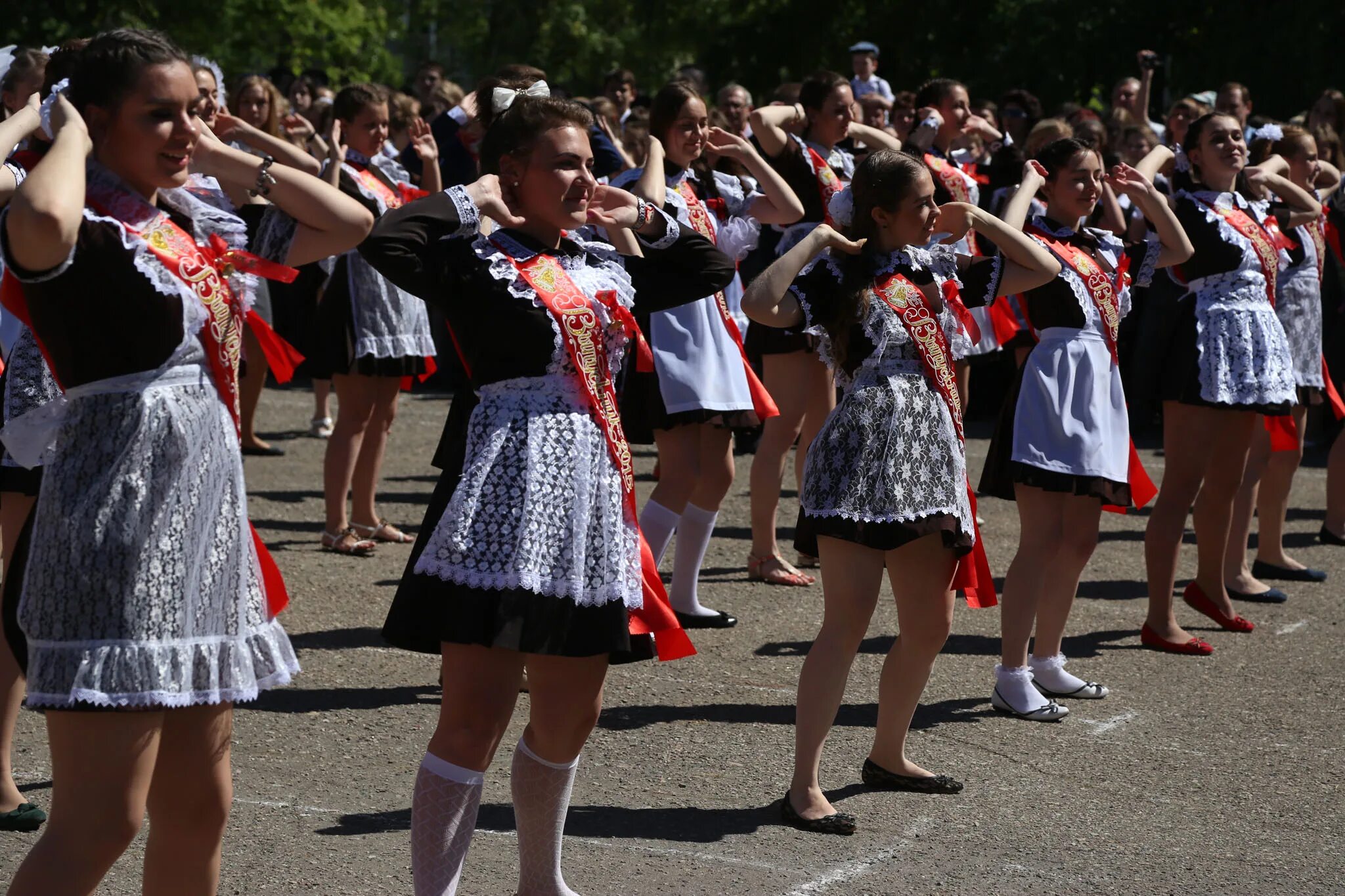 Последние звонки в школах белгородской области. Лицей 1 ростов-на-дону официальный сайт. Последний звонок описание фотографии. Последний звонок описание фотографии. Прощание со школой.