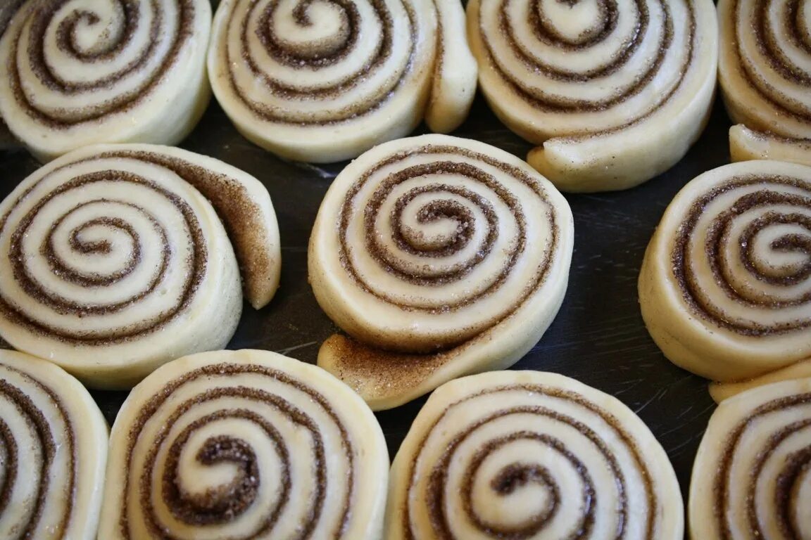 Синабон рецепт домашних булочек с корицей. Булочки синабон. Cinnabon булочки. Булочки с корицей синабон. Синнабон улитка.