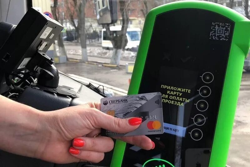 Как платить в петербурге автобус. Оплата картой в автобусе. бесконтактная оплата в автобусе. бесконтактная банковская карта. бесконтактный терминал в автобусе.