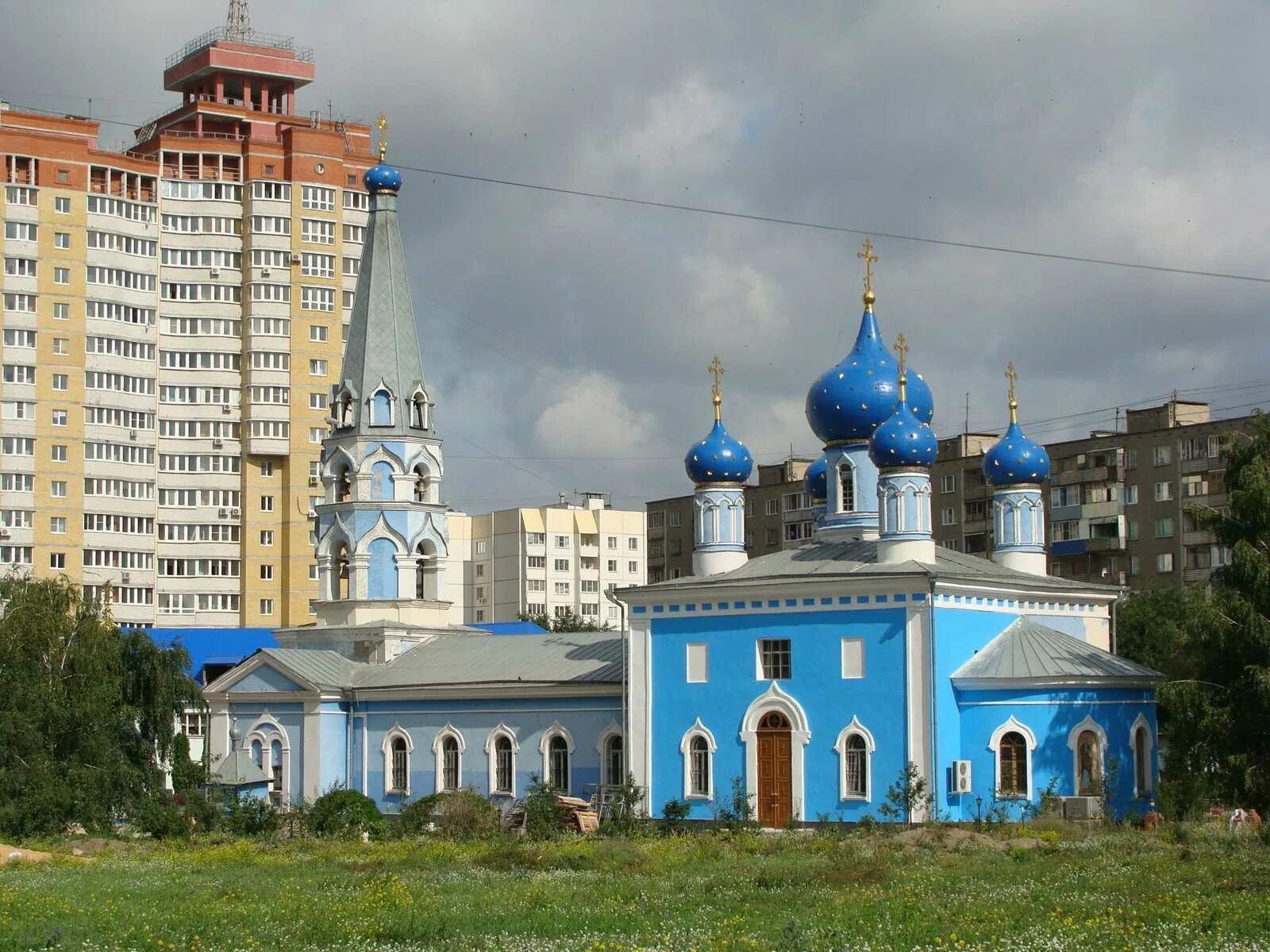 Телефон храма воронежа. Храм Успения Пресвятой Богородицы Воронеж. Церковь на Полины Осипенко в Воронеже. Успенский храм Воронеж на Ленинском проспекте. Храм Успения Пресвятой Богородицы Воронеж на левом берегу.