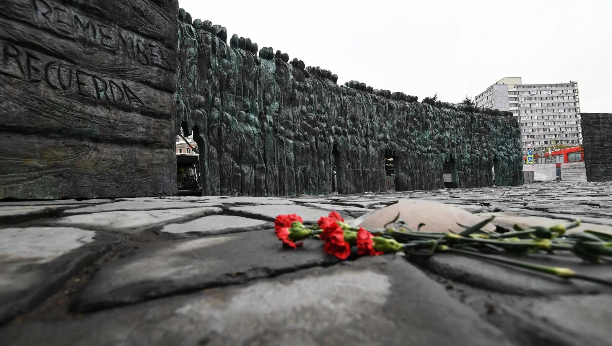 Мемориал памяти поиск. Мемориал памяти жертв политических репрессий москва. мемориал жертвам сталинских репрессий в москве. стена скорби памятники жертвам сталинских репрессий.