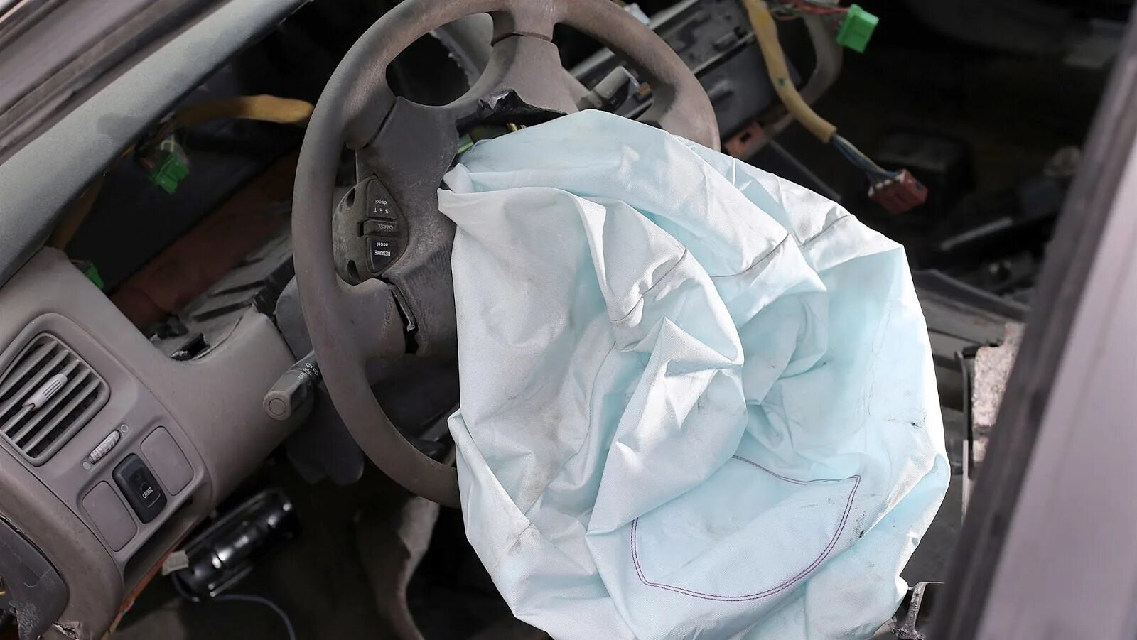 Восстановить подушки безопасности. Takata подушки безопасности. Airbag подушки безопасности. Сработавшие подушки безопасности. Взорванная подушка безопасности.