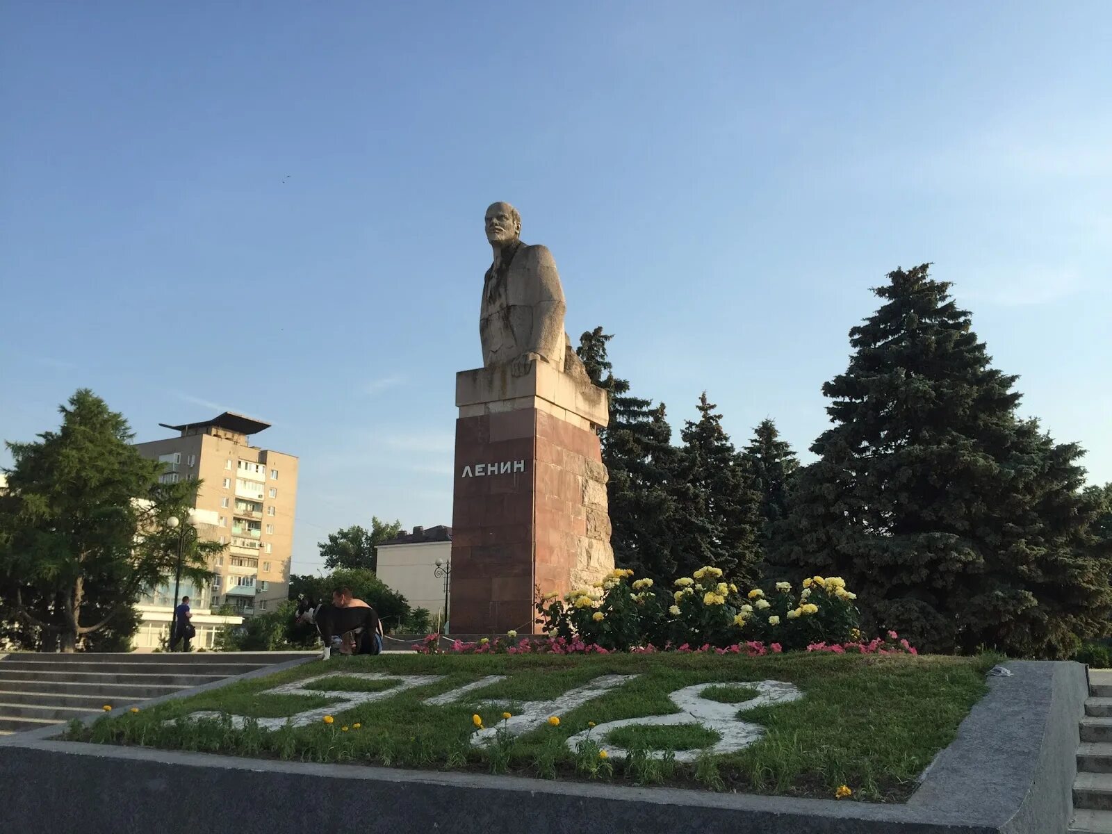 Памятник Ленину в Азове. Дает в городе азове