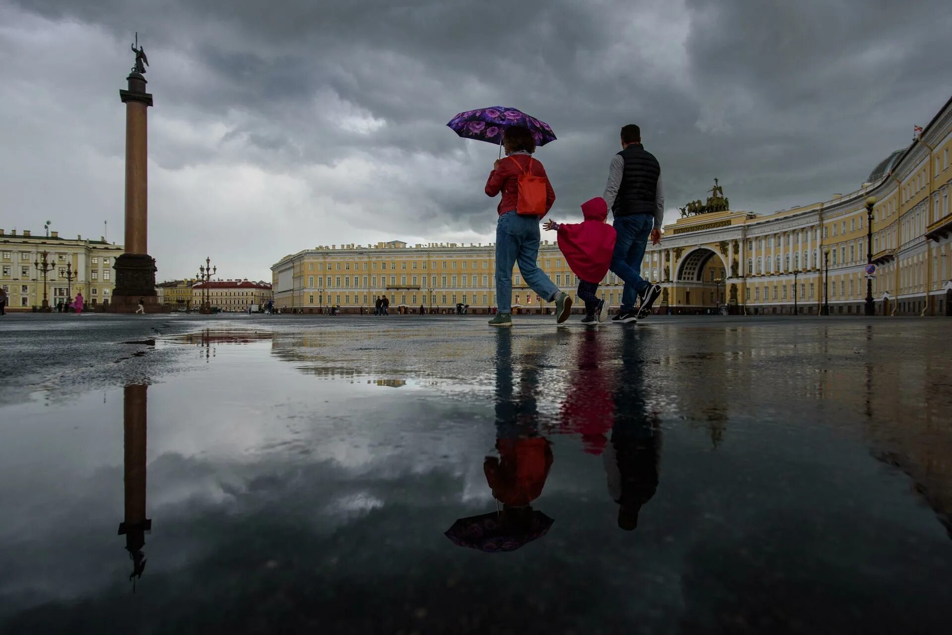 Погода в питере на майские. Санкт-Петербург дождь. Дождливый Петербург. Дождь в Петербурге. Ливень в Питере.