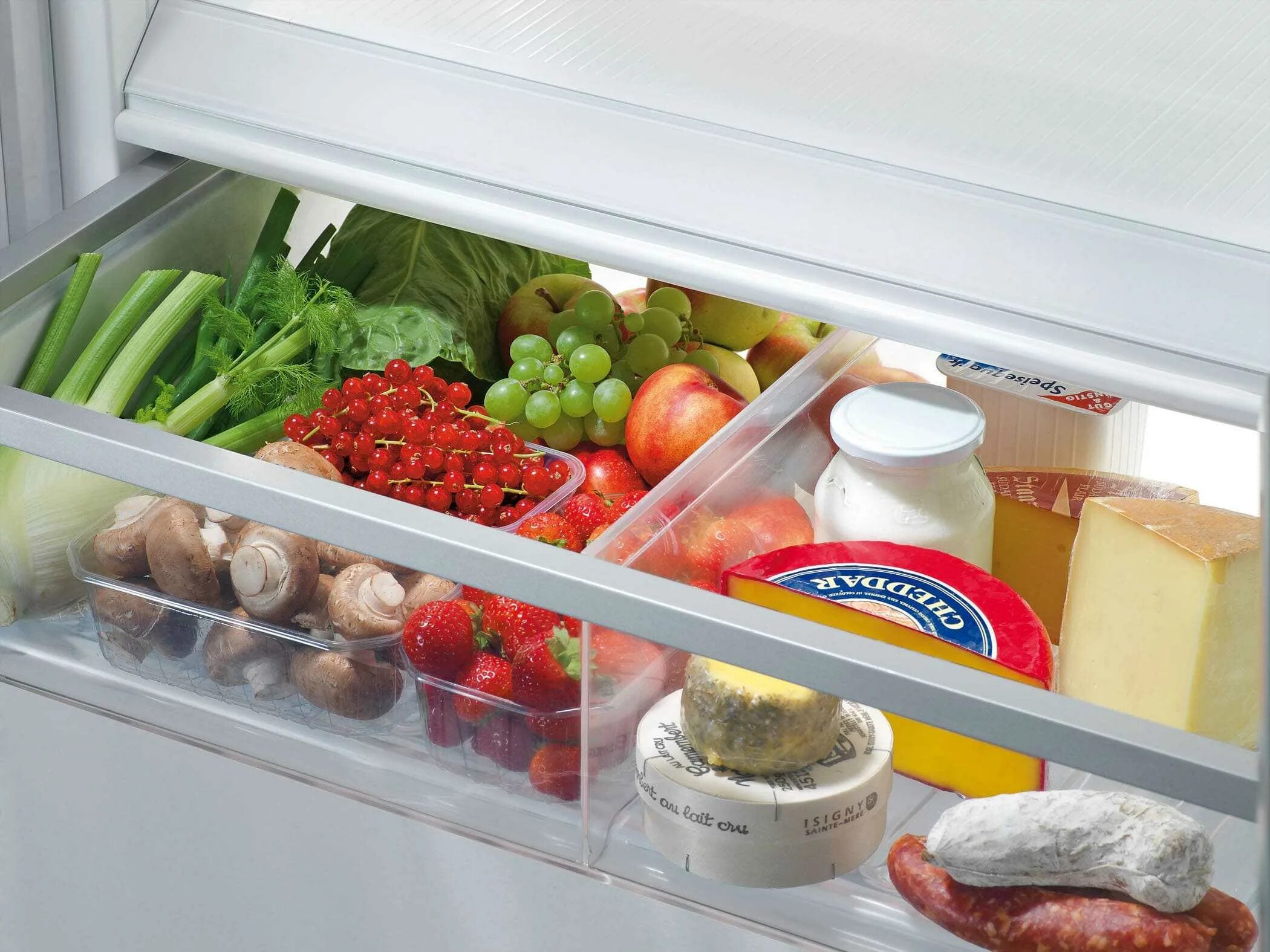 В холодильнике есть мясо. Холодильник с продуктами. Хранение продуктов. Проддуктыв холодильнике. Хранение продуктов в холодильнике.