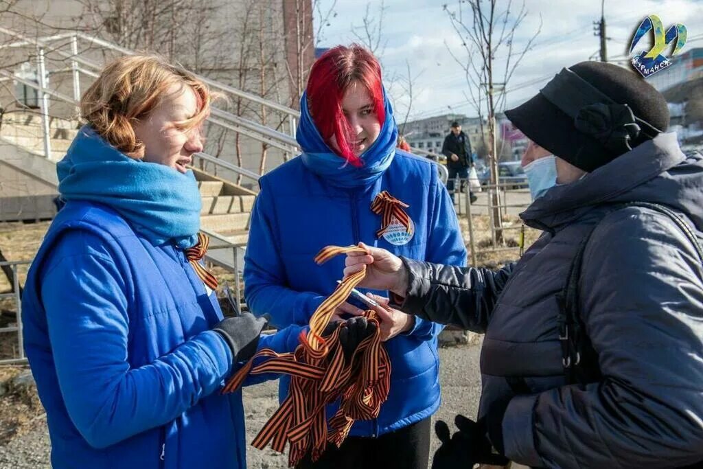 Волонтеры мурманск. Раздача георгиевских ленточек. Акция Георгиевская лента. Раздают георгиевские ленточки. Волонтеры Мурманска.