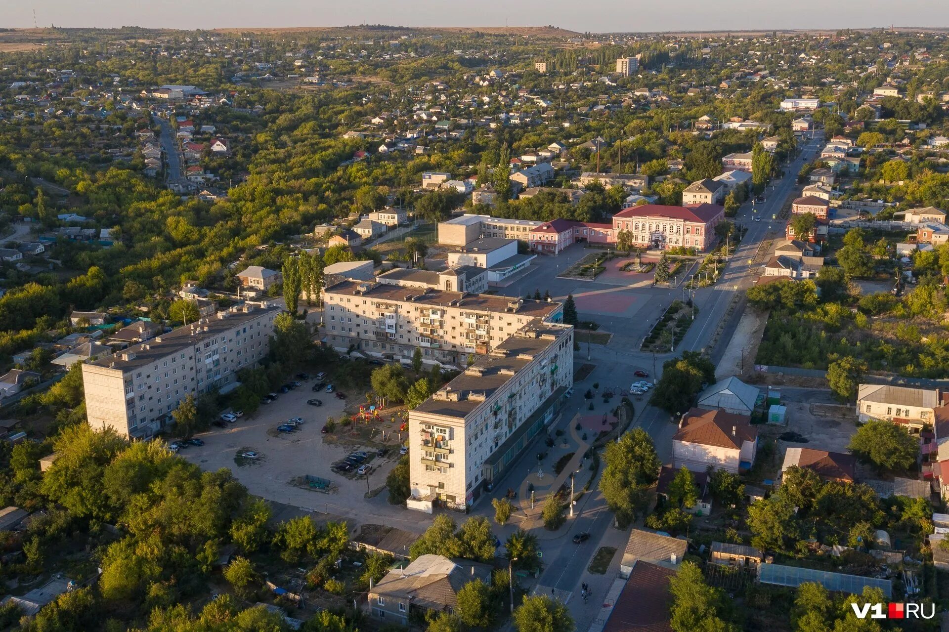 Волгоградская область переехавших. Город Серафимович Волгоградской. Серафимович (город) города Волгоградской области. Река Дон Серафимович. Серафимович город площадь.