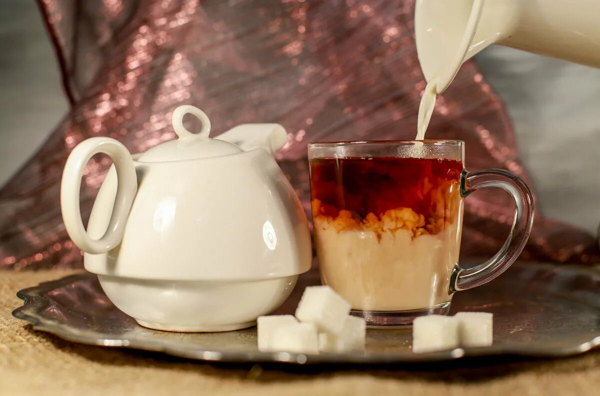 Чай с молоком. Молоко с чаем. Чашка чая с молоком. Чаепитие с молоком. Крепкий сладкий чай