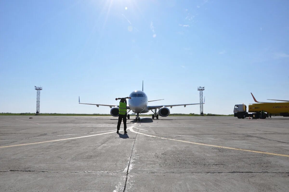 Самолет новокузнецк. Самолет и аэропорт. Военный аэродром Краснодар. Аэродром на воде. Самолеты на Энгельсском аэродроме.