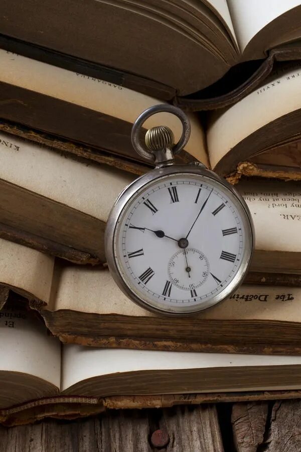 Книга и часы. Чтение часы. Старинные часы и книги. Карманные часы и книга.