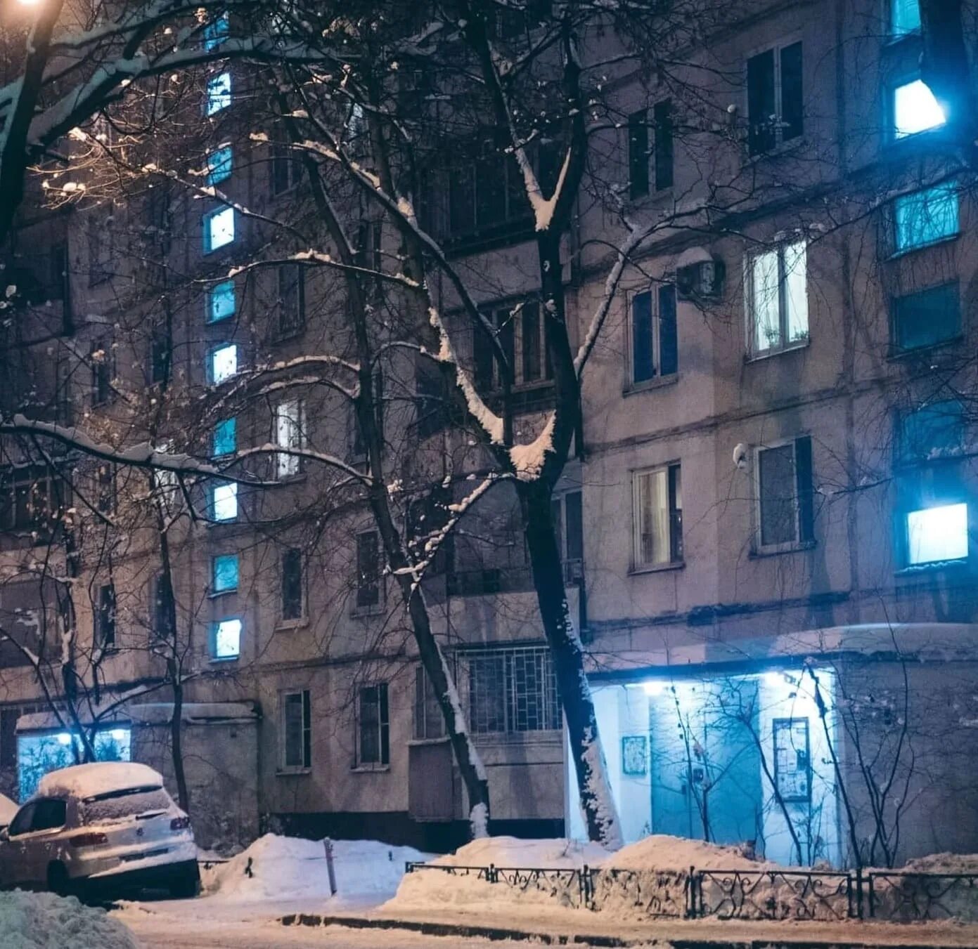 7 утра темно. Двор зимой. Двор ночью зимой. Московский двор зимой. Хрущевки ночью.
